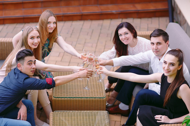 Oslava. Lidé držící sklenice šampaňského pronášejí přípitek. - Fotografie, Obrázek