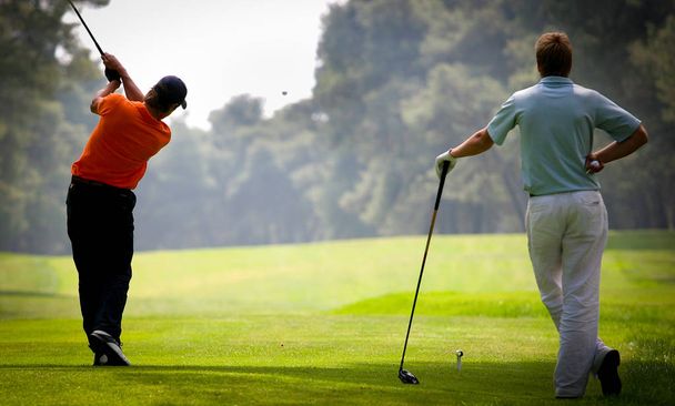 игрок в гольф на поле для гольфа
 - Фото, изображение