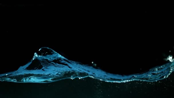 Супер повільний рух бризок води ізольовано на чорному тлі. Знімається на високошвидкісній камері, 1000 к/с
. - Кадри, відео