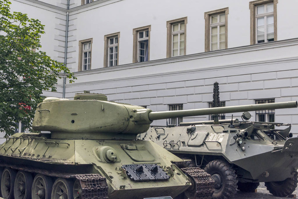 Tank in der Straße von Budapest vor dem Museum an einem bewölkten Tag. - Foto, Bild