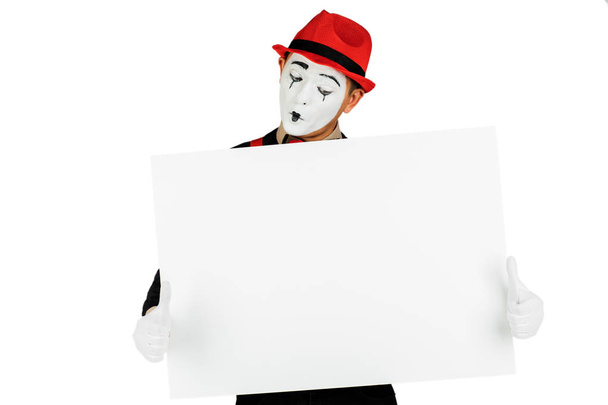 happy MIME artist holding a blank white Board, on a white backgr - Foto, Imagem