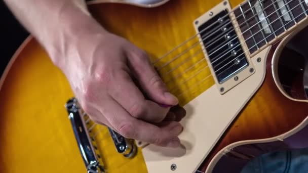 Férfi Dobos a színpompás elektromos gitárjáték előadásakor. - Felvétel, videó