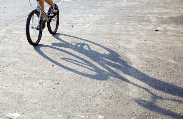 Boy riding on mountain bike - Foto, Imagem