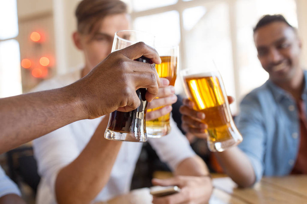 happy male friends drinking beer at bar or pub - Foto, imagen