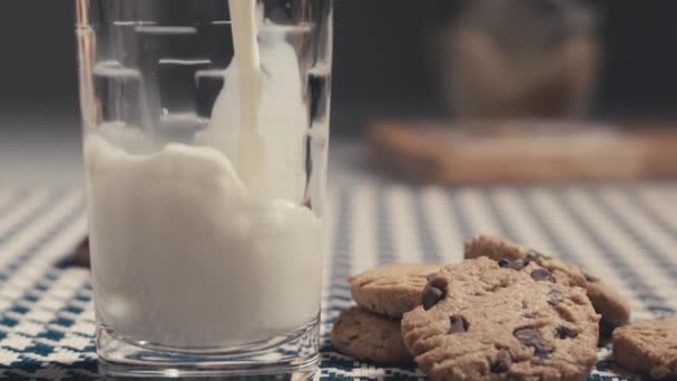 Pouring Milk in glass. Slow Motion - Imágenes, Vídeo