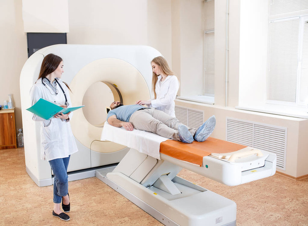 Happy patient undergoing mri scan at hospital - Foto, immagini
