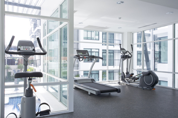 Panoramablick auf den modernen Fitnessraum - Foto, Bild