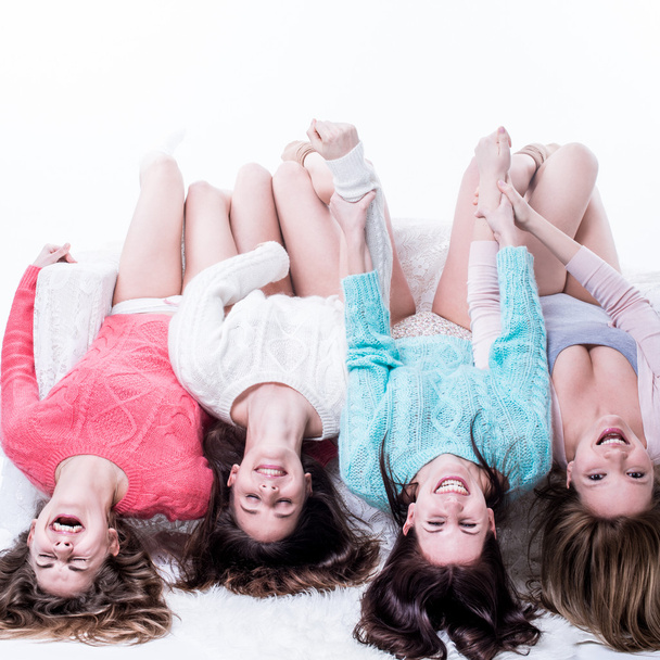 groep van vier mooie jonge gelukkig vrouwen - Foto, afbeelding