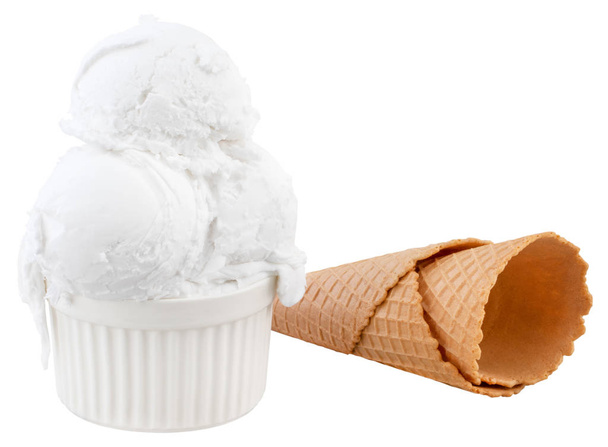 assiette de cuillères à crème glacée à la vanille et cônes de gaufres
 - Photo, image