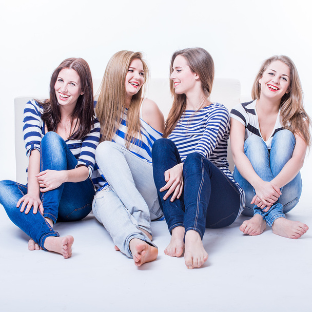 Ryhmä neljä kaunista nuorta onnellista naista
 - Valokuva, kuva