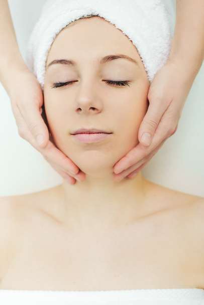 Massaggio facciale
 - Foto, immagini