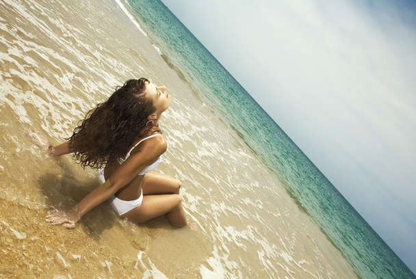 Näkymä nuori mukava nainen ottaa hyvää aikaa trooppinen rannalla
 - Valokuva, kuva
