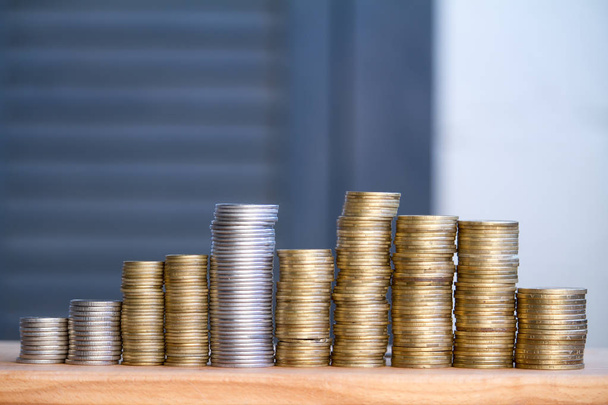 Close-up van kolommen van meerkleurige munten van stijgende hoogte, het concept van besparing en besparing van geld, selectieve focus - Foto, afbeelding