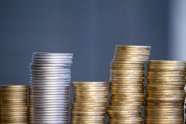 Close-up de colunas de moedas multi-coloridas de altura crescente, o conceito de poupança e poupança de dinheiro, foco seletivo
 - Foto, Imagem
