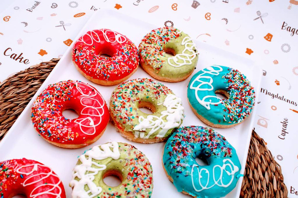 Deliciosos donuts com chocolate colorido
 - Foto, Imagem