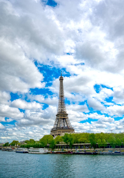 Wieża Eiffla przez Sekwanę w Paryżu, Francja. - Zdjęcie, obraz