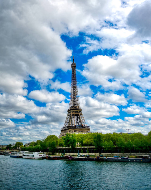 Eiffel-torni Seine-joen toisella puolella Pariisissa, Ranskassa
. - Valokuva, kuva