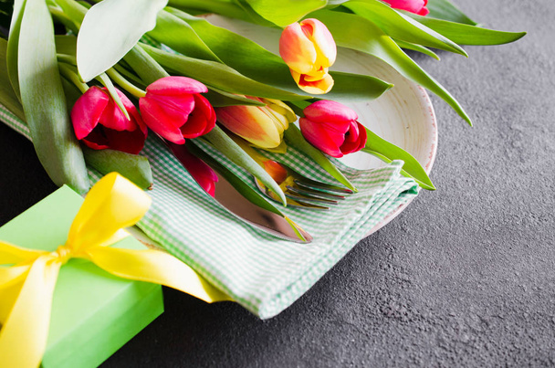 Table de fête avec tulipes pour l'anniversaire, la fête des mères ou pour un autre jour férié
. - Photo, image
