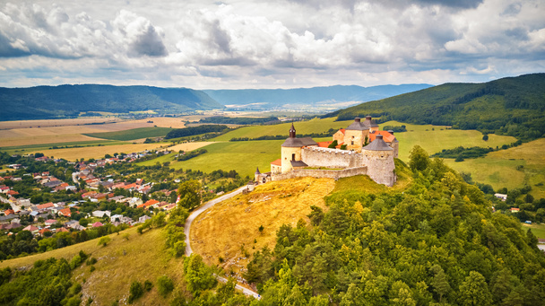 Luchtfoto van het kasteel Krasna Horka in de zomer - Foto, afbeelding