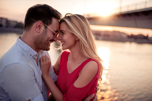 Couple amoureux riant et appréciant au coucher du soleil
. - Photo, image