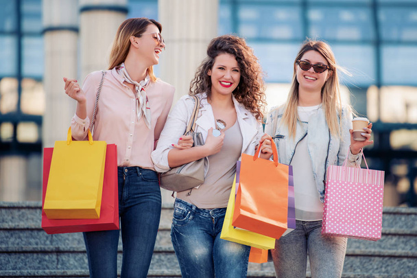 Щасливі дівчата з сумками в місті-продаж, покупки, туризм і щасливі люди концепції
. - Фото, зображення
