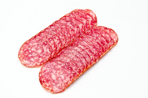 segmenten salami geïsoleerd op een witte achtergrond - Foto, afbeelding
