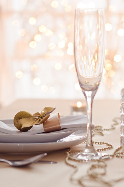 ゴールドのクリスマス テーブルの設定 - 写真・画像