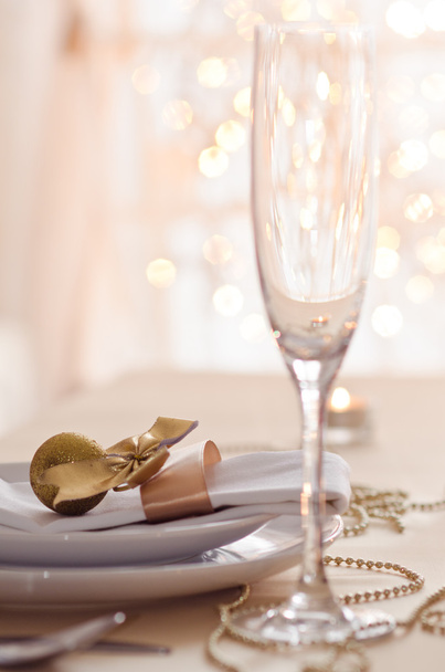 ゴールドのクリスマス テーブルの設定 - 写真・画像
