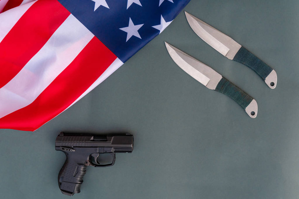 Noże do rzucania, pistolet, amerykańska flaga płaska leżała na szarym rynek - Zdjęcie, obraz
