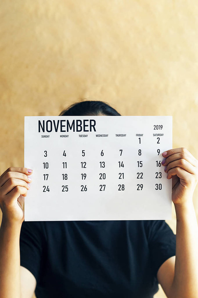 Una mujer que celebra un sencillo calendario de noviembre de 2019
 - Foto, Imagen