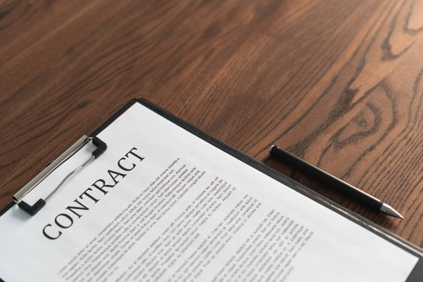Documentos y contrato sobre mesa de madera en la oficina
 - Foto, imagen