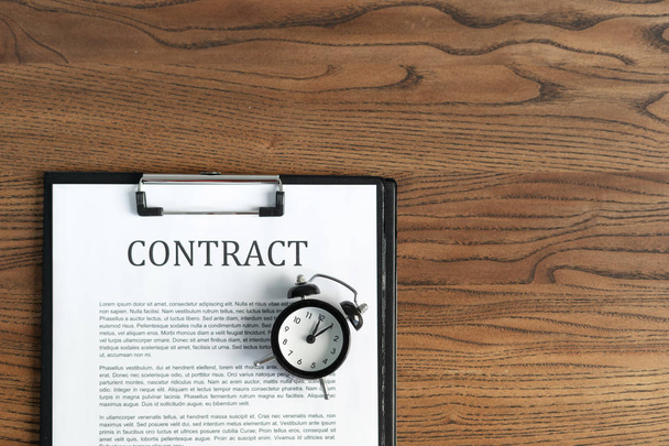 Документи та контракт на дерев'яний стіл в офісі
 - Фото, зображення