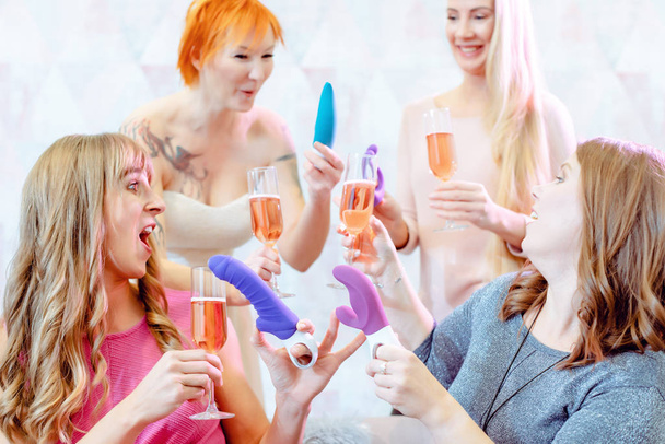 Legjobb barátok birtoklás móka közben egy felnőtt játékszer Party - Fotó, kép