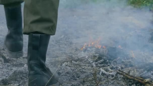 Een militaire wandeling door veld in vuur in slow motion. - Video