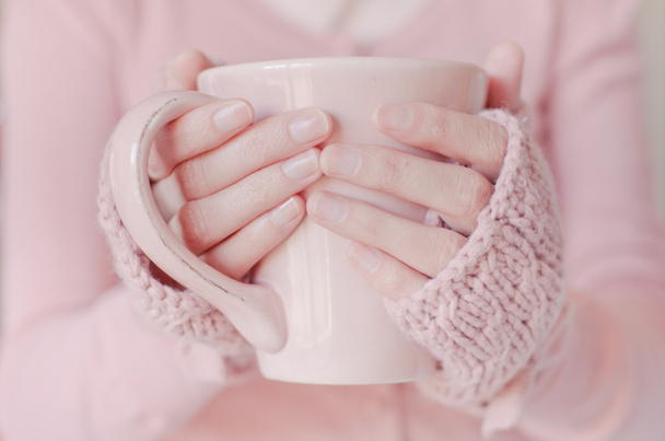 Té. Mujer sosteniendo taza de té
. - Foto, imagen