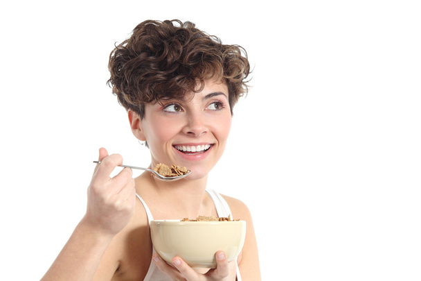 Mujer de moda comiendo copos de maíz
 - Foto, imagen