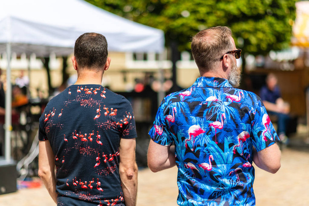 シャツを着た2人の大人の男性がシェフィールドシティ2019でトラムラインフェスティバルを祝う - 写真・画像