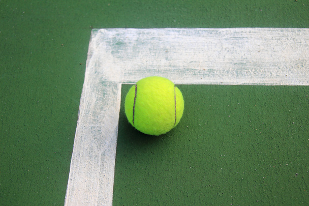 Tenis kortunda tenis topu - Fotoğraf, Görsel
