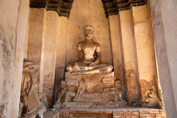 Вид спереди древней каменной статуи будды разрушенного искушения из Аюттхая
 - Фото, изображение