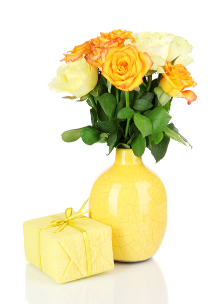 güzel hediye beyaz izole ile vazoda gül buketi - Fotoğraf, Görsel