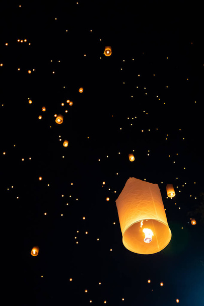 Loi Krathong en Yi Peng brachten papieren lantaarns aan de hemel tijdens de nacht - Foto, afbeelding
