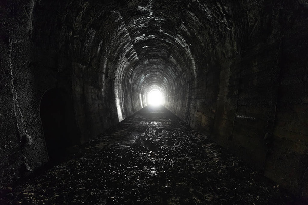 Túnel de ferrocarril oscuro y espeluznante
 - Foto, Imagen