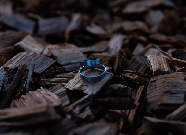 木製チョップの結婚指輪 - 写真・画像