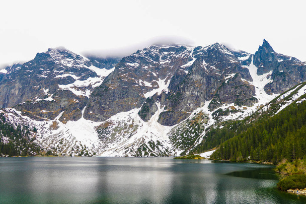 Tatran kansallispuisto, Puola. Kuuluisa Mountains Lake Morskie Oko Tai Sea Eye Lake kesällä aamulla. Kaunis maisema. Euroopan luonto
. - Valokuva, kuva