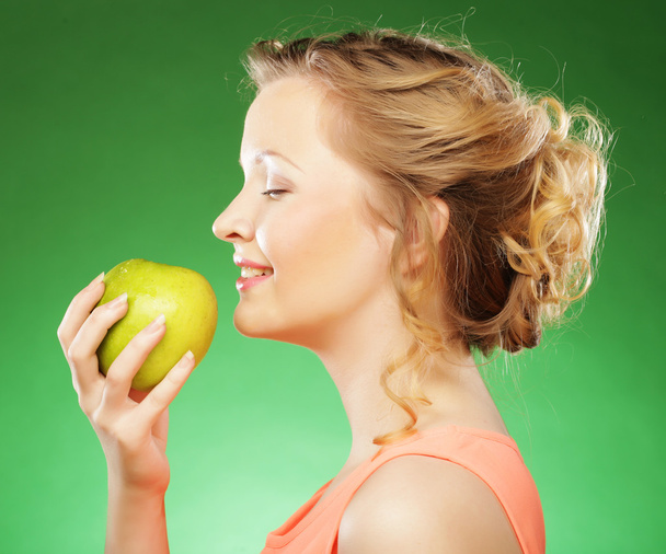 Woman with green apple - Φωτογραφία, εικόνα