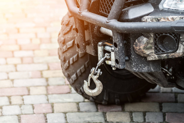 Κοντινό-up ATV Quadbike Αγκίστρι γάντζο τοποθετείται σε Offroad όχημα παντός εδάφους - Φωτογραφία, εικόνα