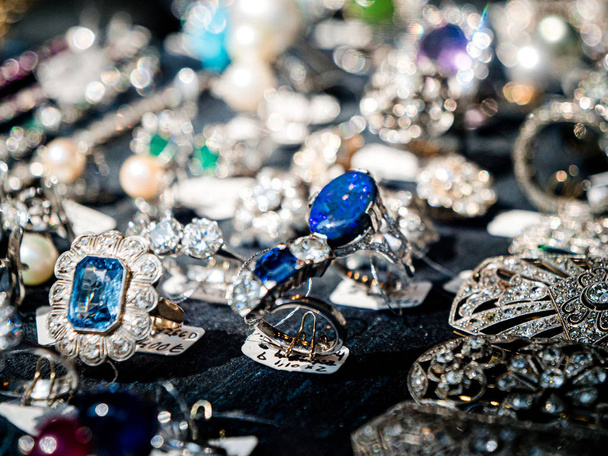 Loja de jóias com vários anéis e brincos venda
 - Foto, Imagem