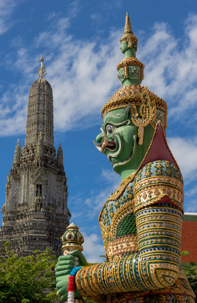 Статуя Хранителя на фоне Храма Рассвета, Таиланд
 - Фото, изображение