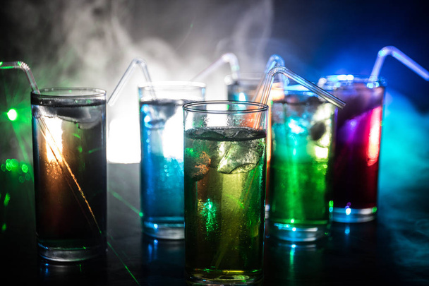 sbírka barevných záběrů s citronem na baru; sada alkoholu minikoktejlových střelců s vápnem; - Fotografie, Obrázek