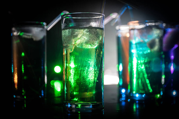 Kolekcja kolorowych zdjęć z cytryną na pasku; zestaw alkoholu mini strzelanek koktajlowych z limonką; - Zdjęcie, obraz